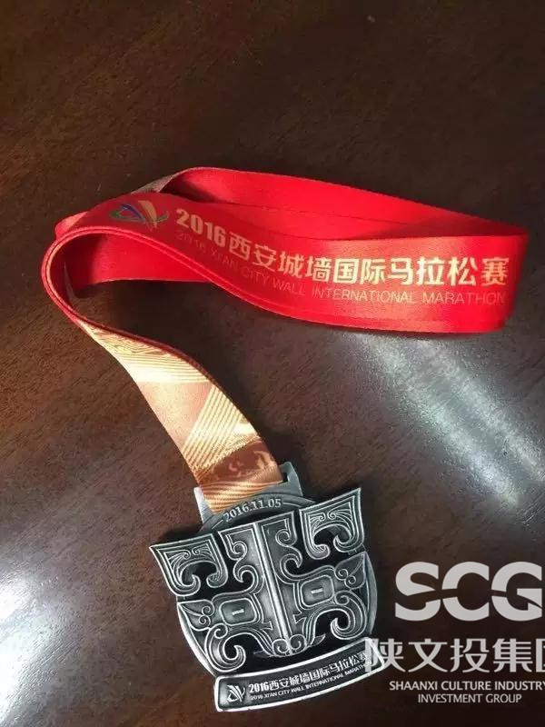 西安城墙马拉松赛夔龙纹形象的纪念奖牌