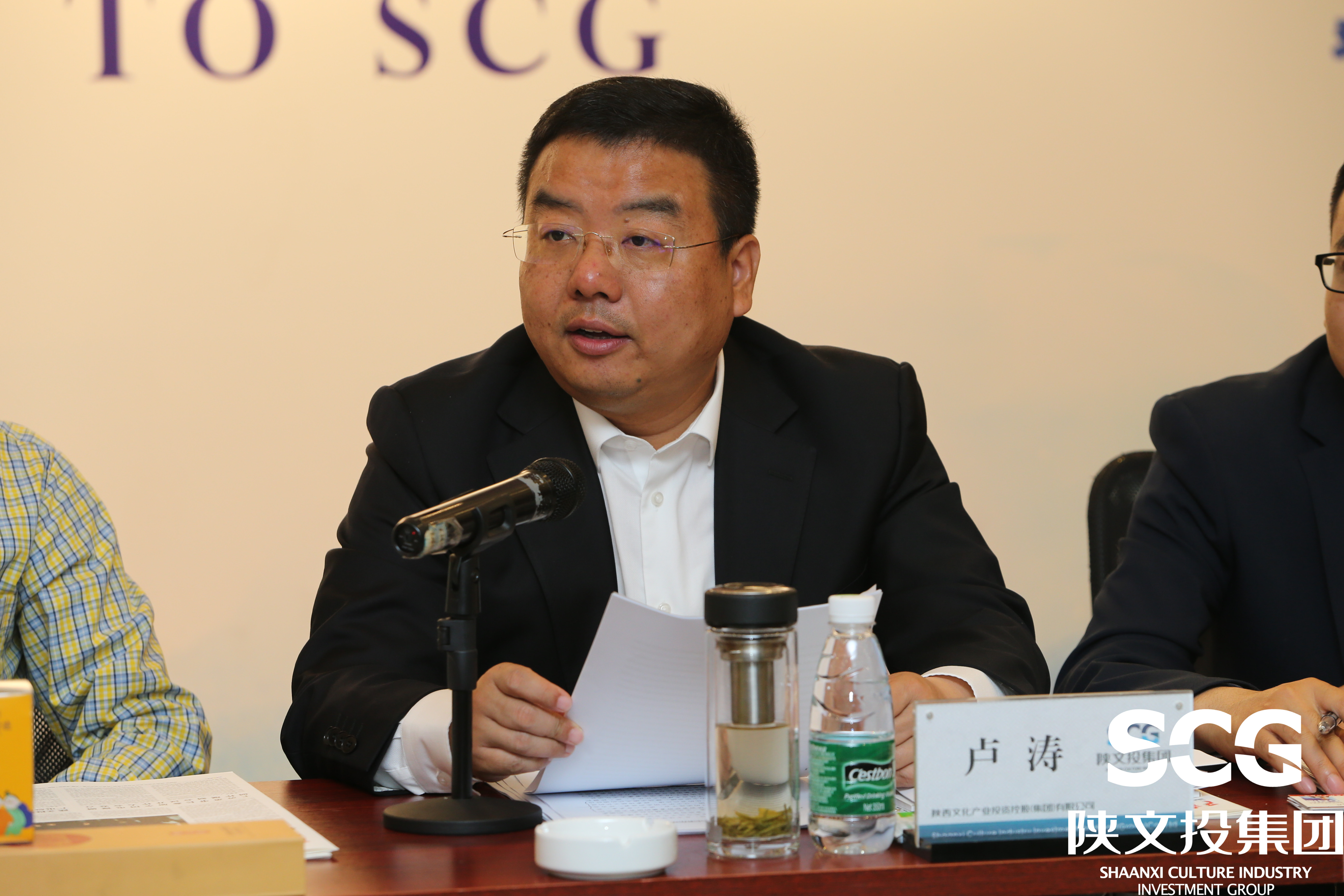 陕文投集团副总经理卢涛介绍企业发展情况并接受媒体采访