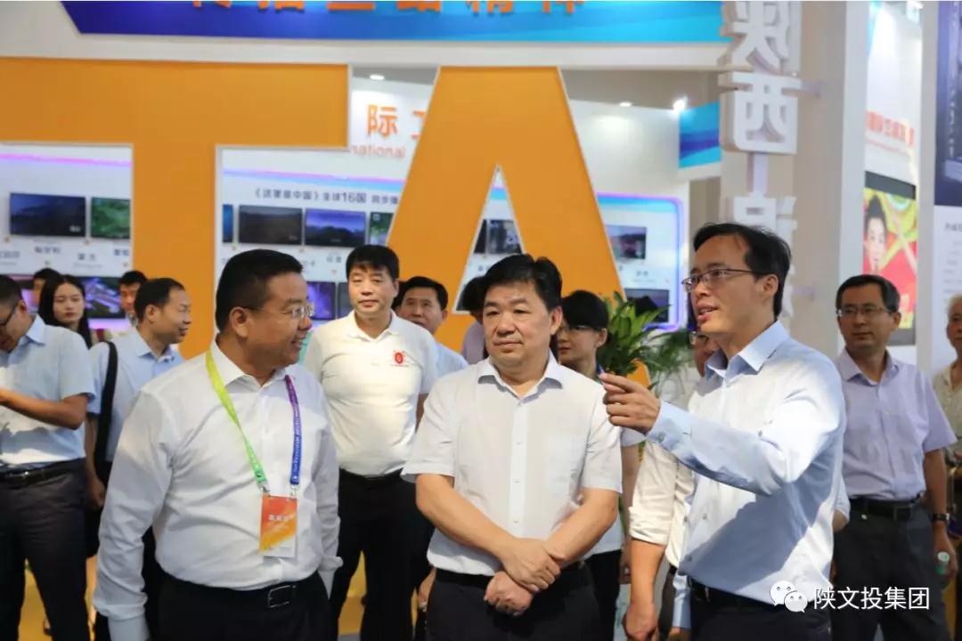 省委宣传部副部长王吉德在版权交易展示区了解项目情况