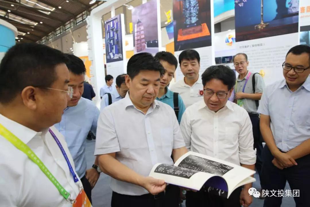 省委宣传部副部长王吉德详细了解文创产品制作工艺和销售情况
