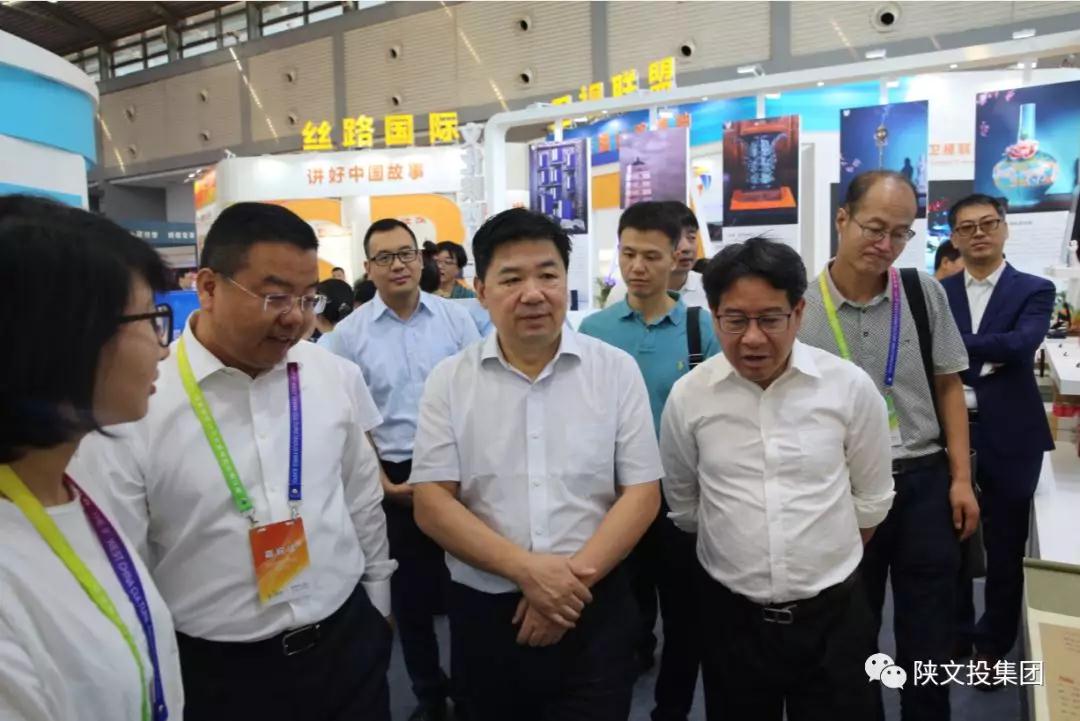 省委宣传部副部长王吉德在艺术品收藏展示区了解项目情况
